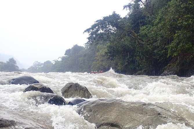 white-water-rafting-in-banos-de-agua-santa-level-iii-and-iv