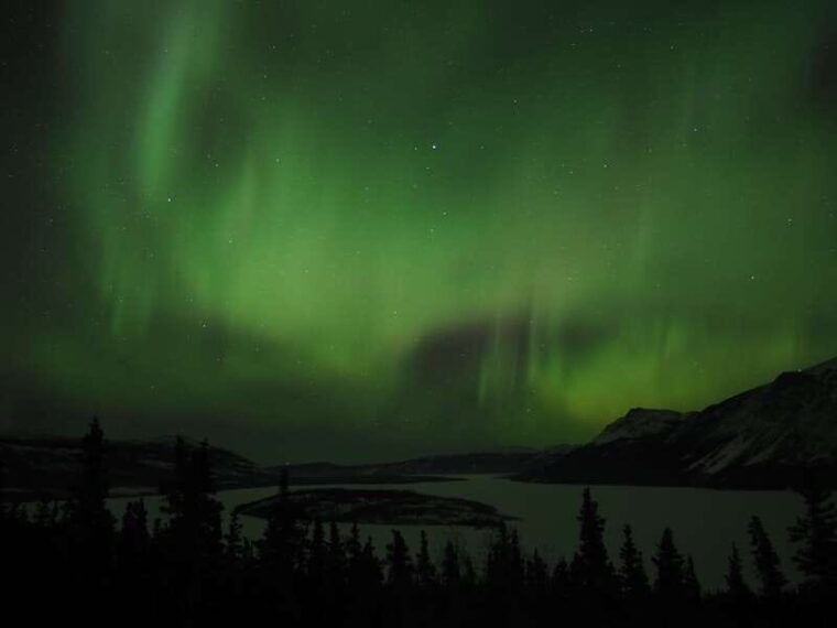 whitehorse-nighttime-northern-lights-viewing
