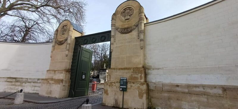 who-killed-victor-escape-game-at-pere-lachaise-cemetery