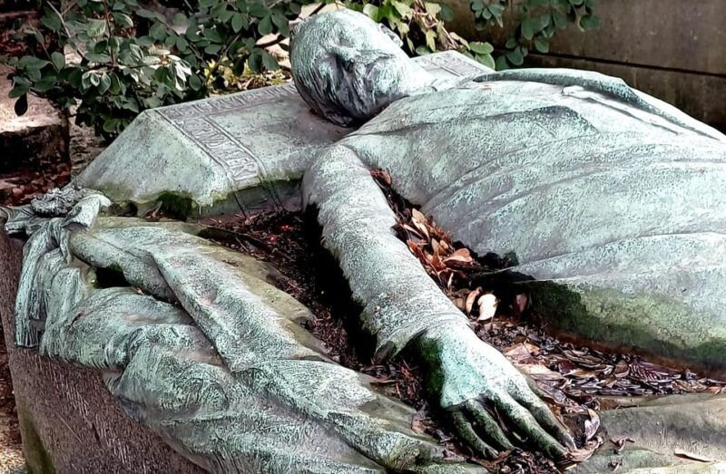 who-killed-victor-escape-game-at-pere-lachaise-cemetery