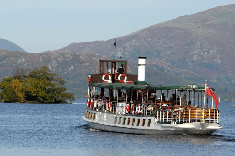 windermere-red-cruise-sail-between-bowness-and-ambleside