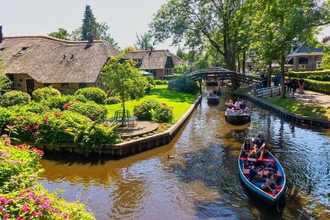 windmills-volendam-giethoorn-private-tour-in-jaguar
