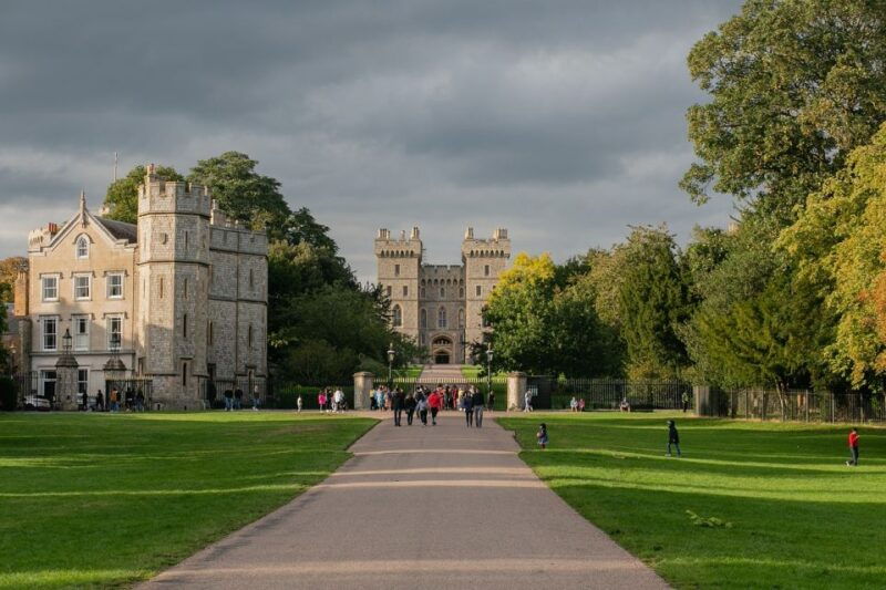 windsor-castle-hampton-court-palace-private-tour-with-ticket
