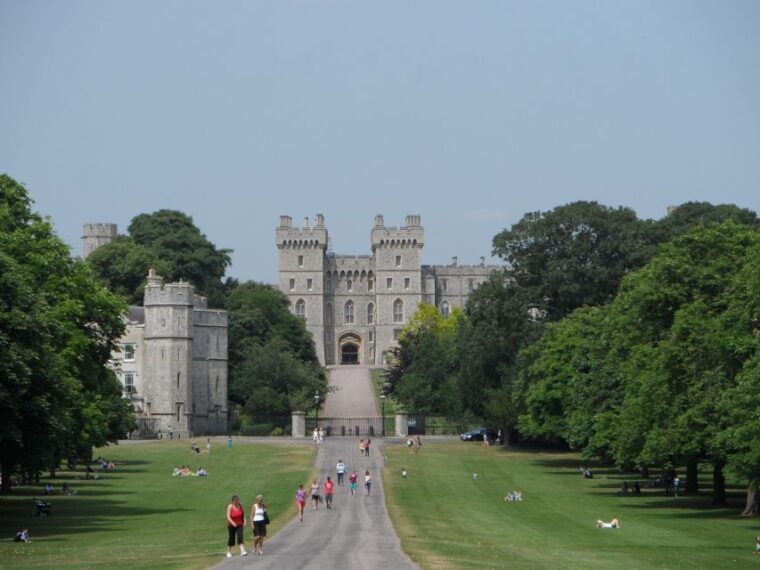 windsor-castle-hampton-court-palace-private-tour-with-ticket
