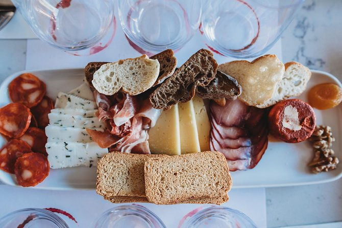 wine-and-cheese-tasting-lunch-in-portuguese-wine-bar