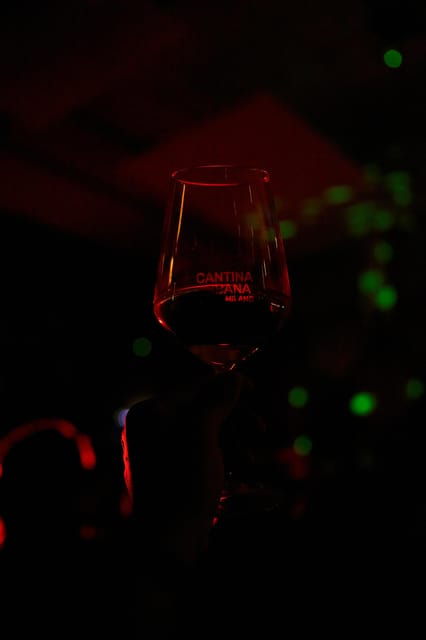 wine-blind-tasting-in-cantina-urbana-milan