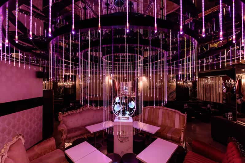 wine-experience-at-a-host-club