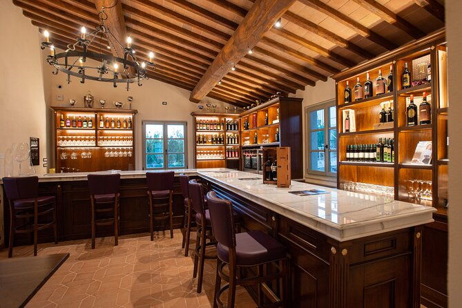 wine-tasting-in-historic-open-lounge-room