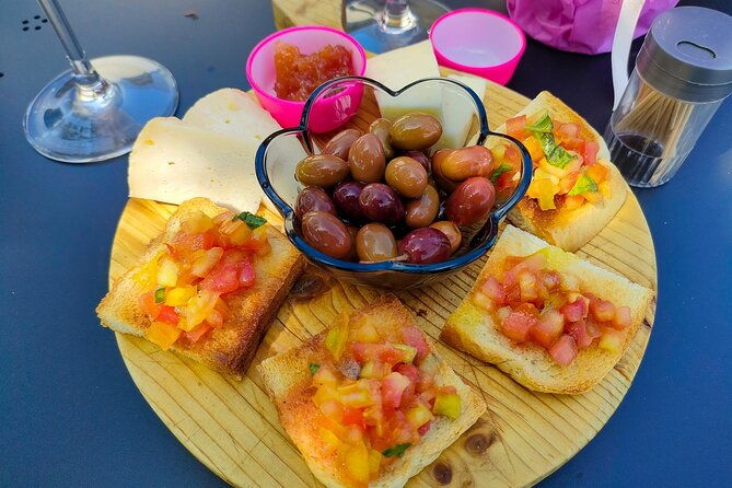 wine-tasting-with-local-food-in-lazise-countryside