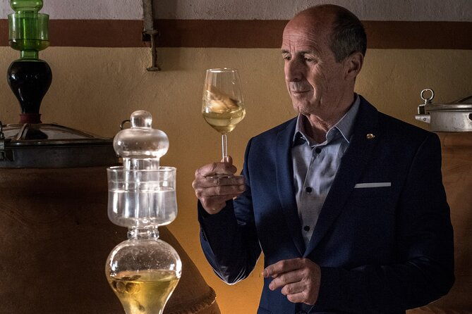 winery-tour-and-tasting-with-the-winemaker-in-elba-island