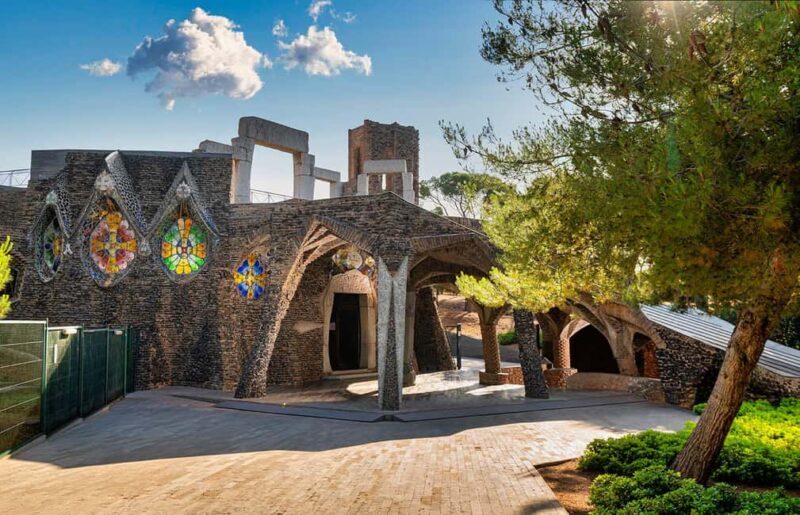 Wines & Wonders: Gaudís Hidden Gems - Discover the Quiet Charms of Catalonia with Gaudí and Wine