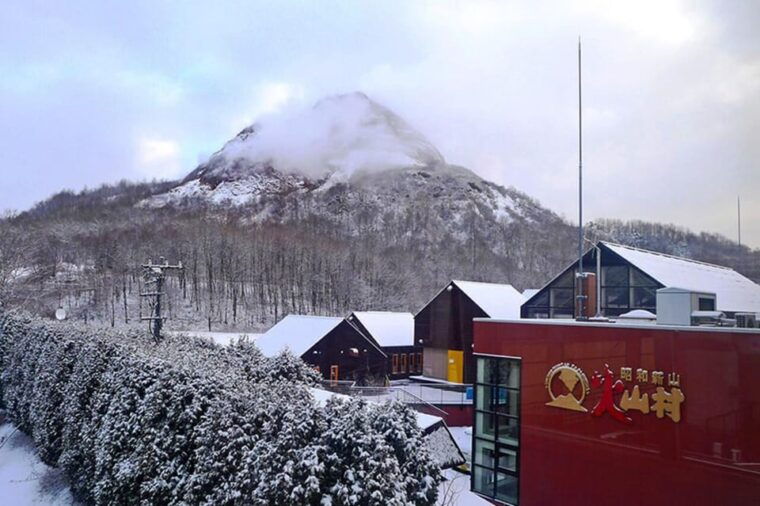 winter-hokkaido-day-tour-sapporo-to-noboribetsu-lake-toya