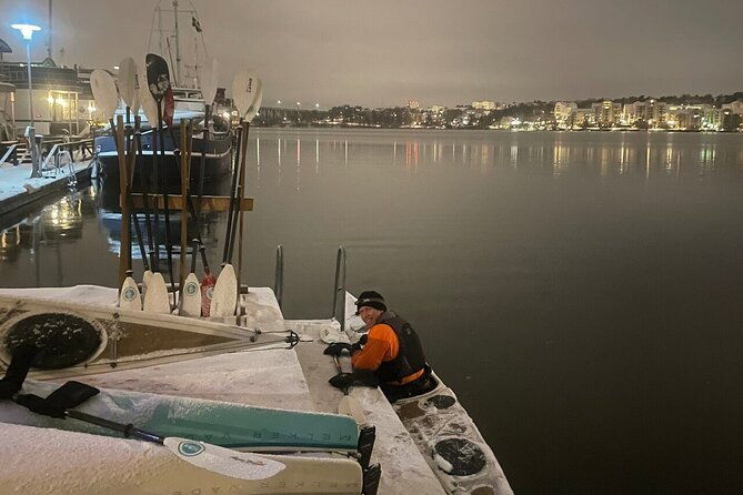 winter-kayak-tour-in-stockholm-city-dry-suit-kayaking-2