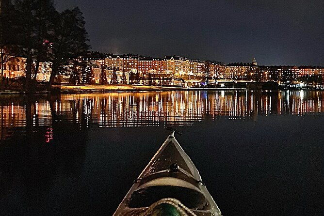 winter-kayak-tour-in-stockholm-city-dry-suit-kayaking-4