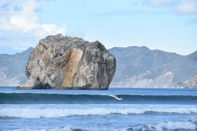 witches-rock-surf-tour-by-boat-for-advanced-surfers