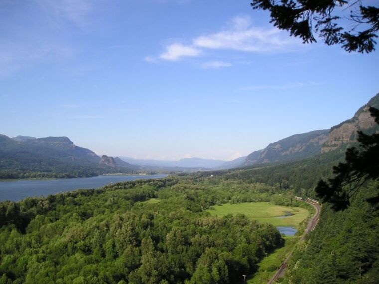wonderful-waterfalls-and-columbia-river-gorge-tour