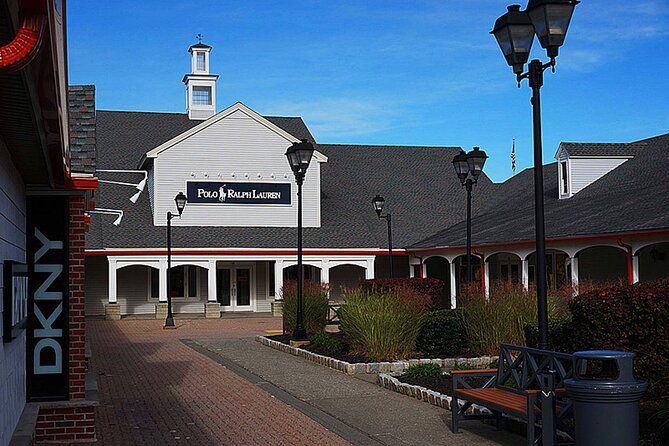 woodbury-outlets-roundtrip-transfer-shopping-tour-from-new-york