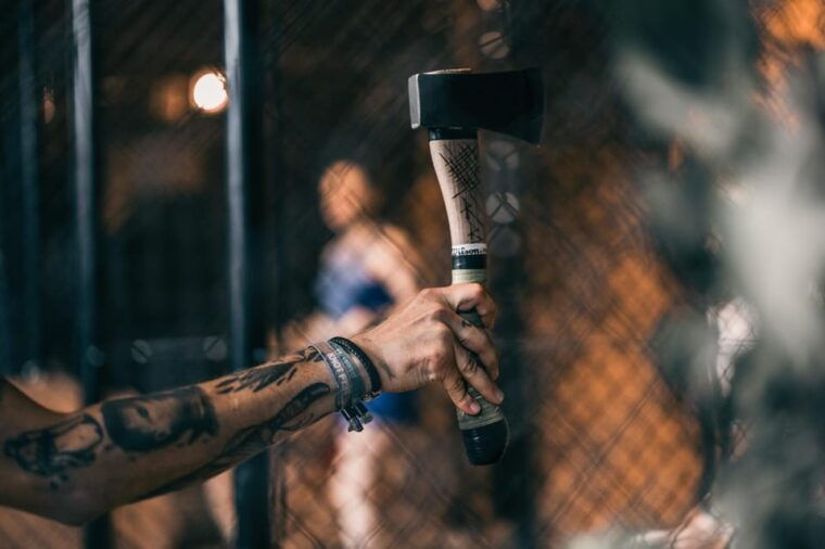 woodcutter-axe-throwing-bar-experience-in-frankfurt