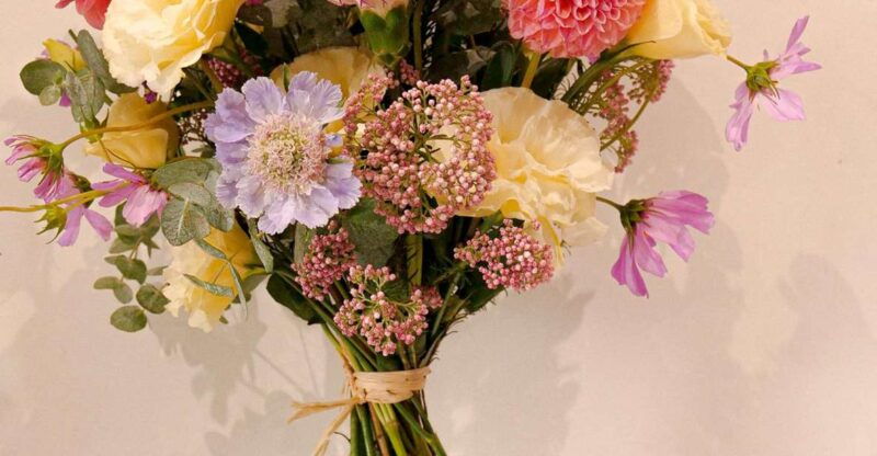 workshop-to-learn-how-to-create-a-floral-arrangement