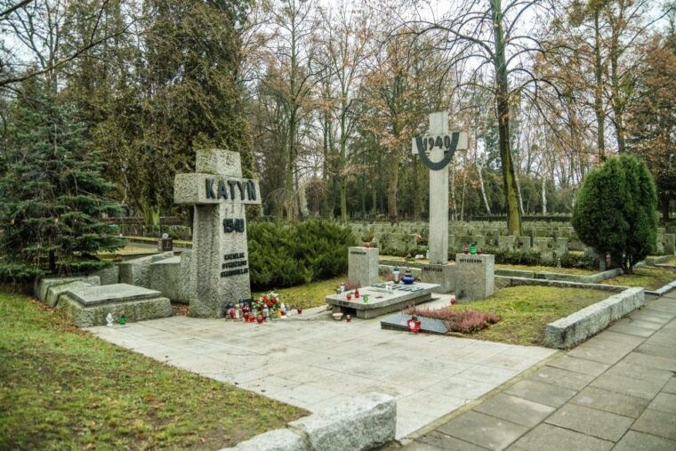 world-war-ii-warsaw-old-town-military-cemetery-walking-tour