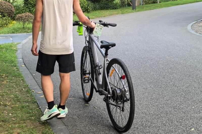 Wuhan: East Lake Guided Bike Tour with Gift Pack - Key Points