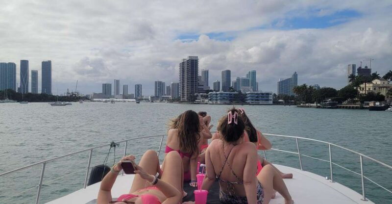 yacht-cruise-biscayne-bay-miami-beach-and-sand-bar-42ft