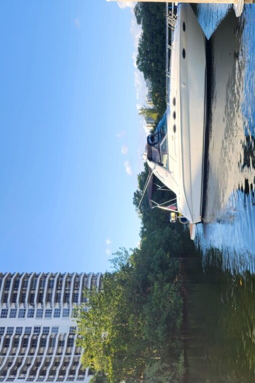 yacht-cruise-biscayne-bay-miami-beach-and-sand-bar-42ft