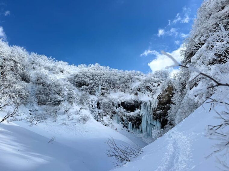yamagata-icefall-ice-monster-snow-trekking-with-local-guide