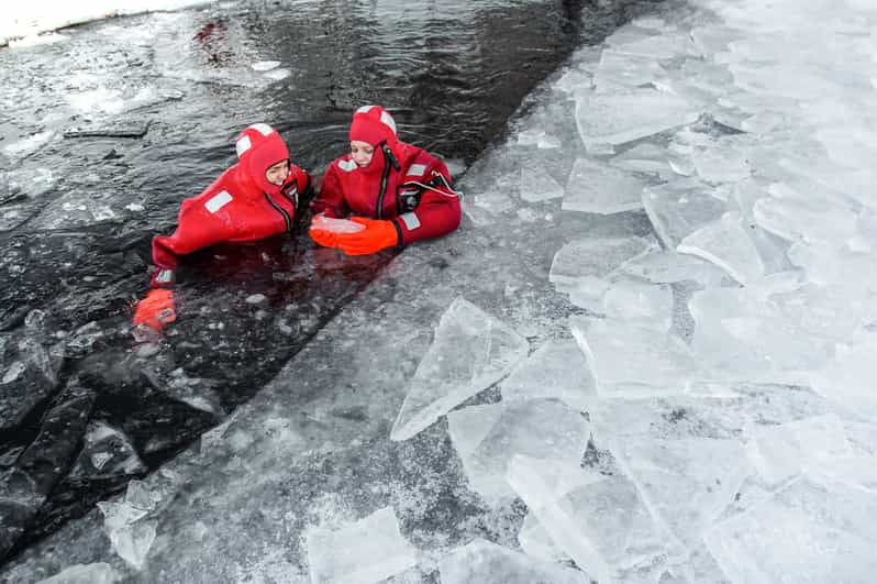 yllas-lake-yllasjarvi-ice-floating-experience