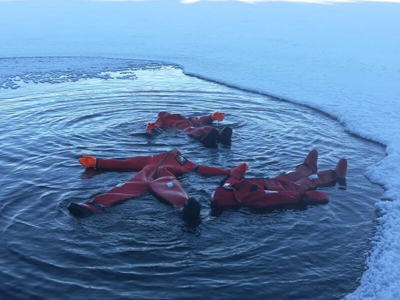 yllas-lake-yllasjarvi-ice-floating-experience