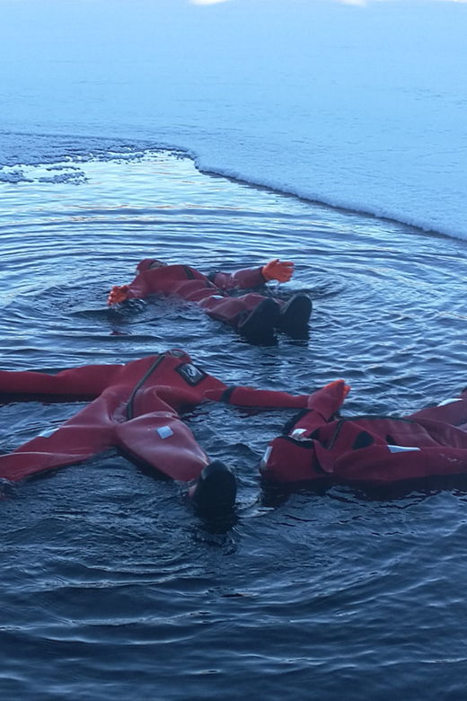 yllas-lake-yllasjarvi-ice-floating-experience
