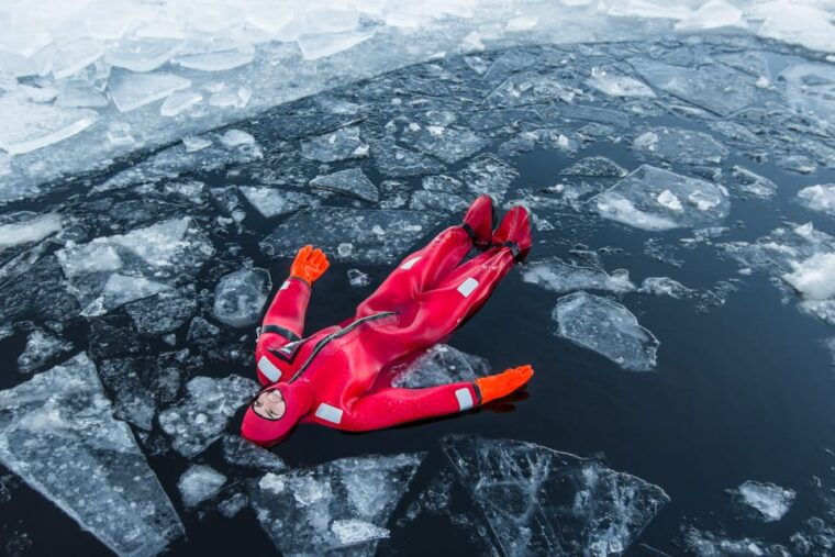 yllas-lake-yllasjarvi-ice-floating-experience