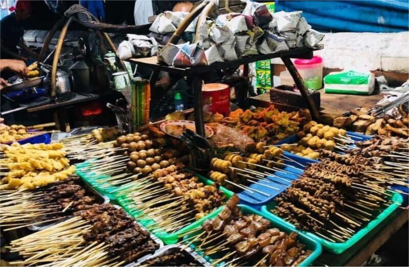 Yogyakarta: 3-Hour Night Walking with Street Food Tasting - Exploring on a Becak