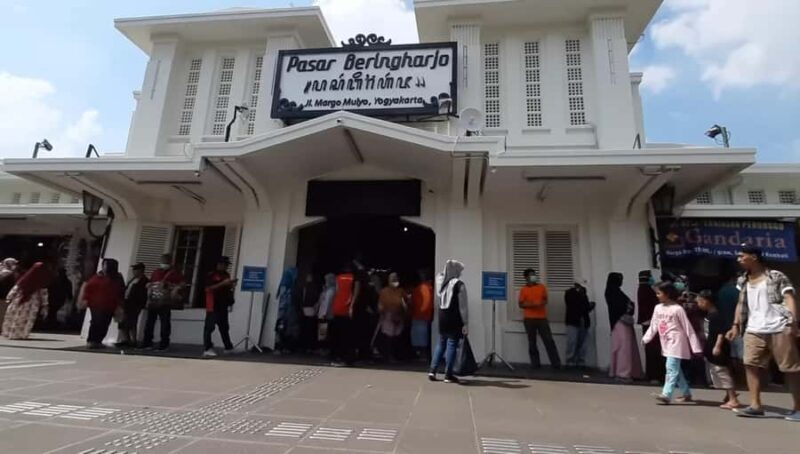 Yogyakarta: Beringharjo Market & Malioboro Street Tour - Key Points