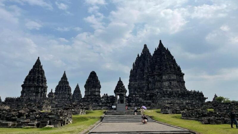 yogyakarta-borobudur-and-prambanan-day-trip