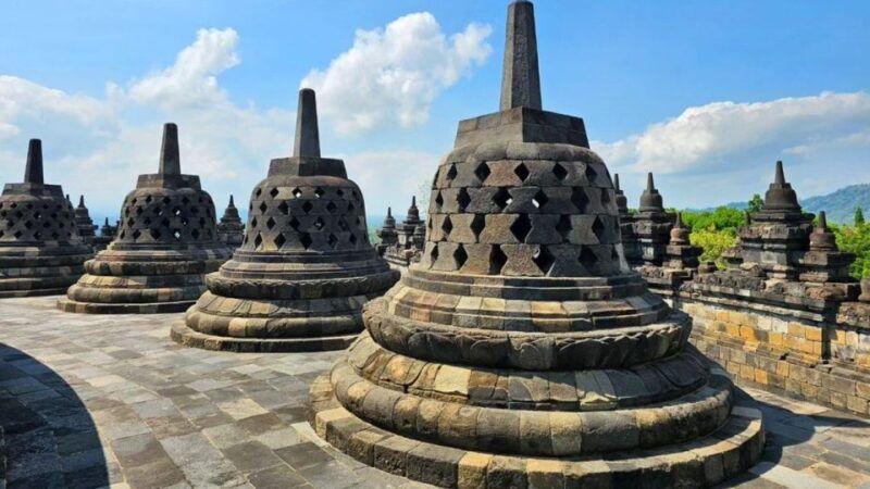 yogyakarta-borobudur-and-prambanan-temple-tour-with-climb
