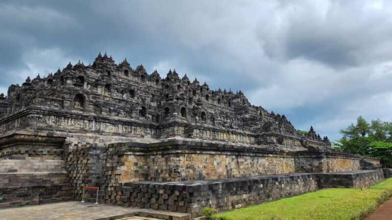yogyakarta-borobudur-and-prambanan-temple-tour-with-climb