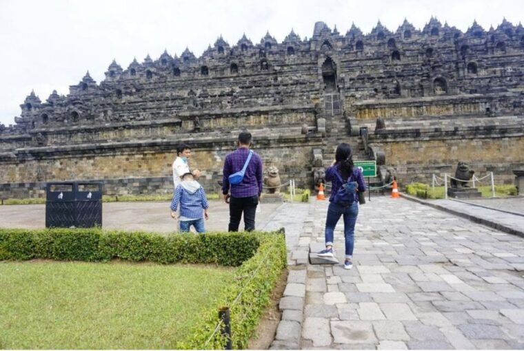 yogyakarta-borobudur-and-prambanan-temple-tour-with-climb