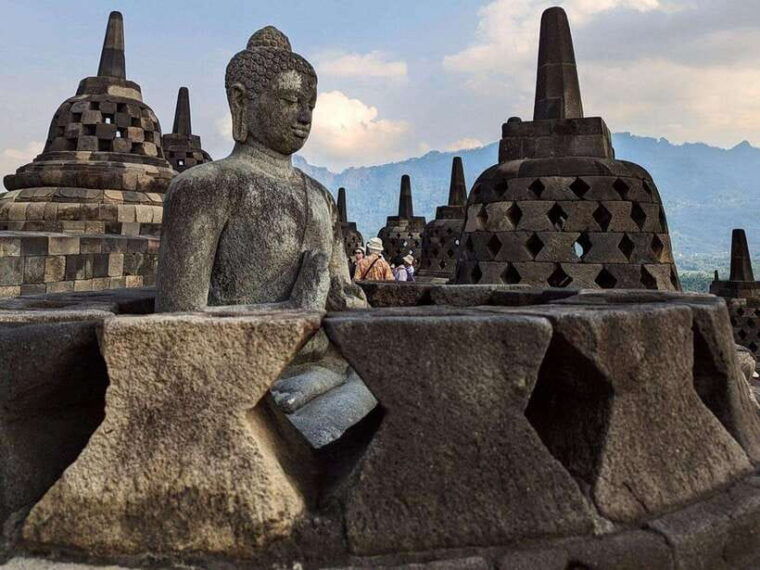 yogyakarta-borobudur-climb-the-top-mount-merapi-jeep-tour