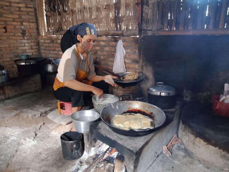 yogyakarta-borobudur-climb-to-the-top-included-cycling-tour