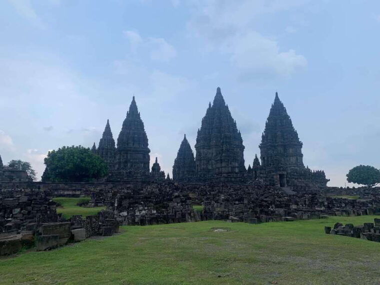 yogyakarta-borobudur-climb-up-and-prambanan-temple-tour-2