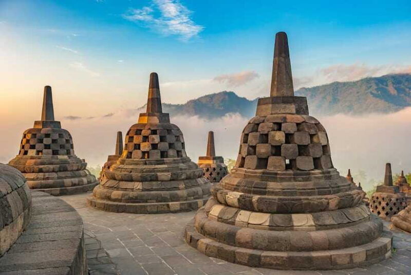 yogyakarta-borobudur-climb-up-and-prambanan-temple-tour