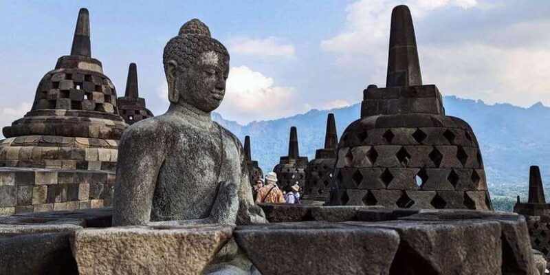 yogyakarta-borobudur-climb-up-merapi-volcano-and-prambanan