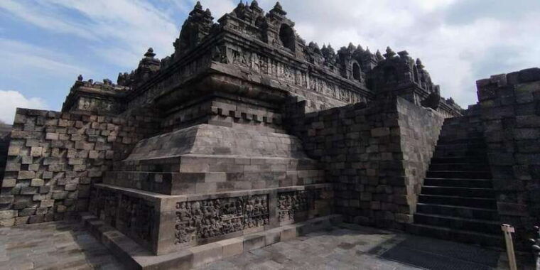 yogyakarta-borobudur-climb-up-merapi-volcano-and-prambanan
