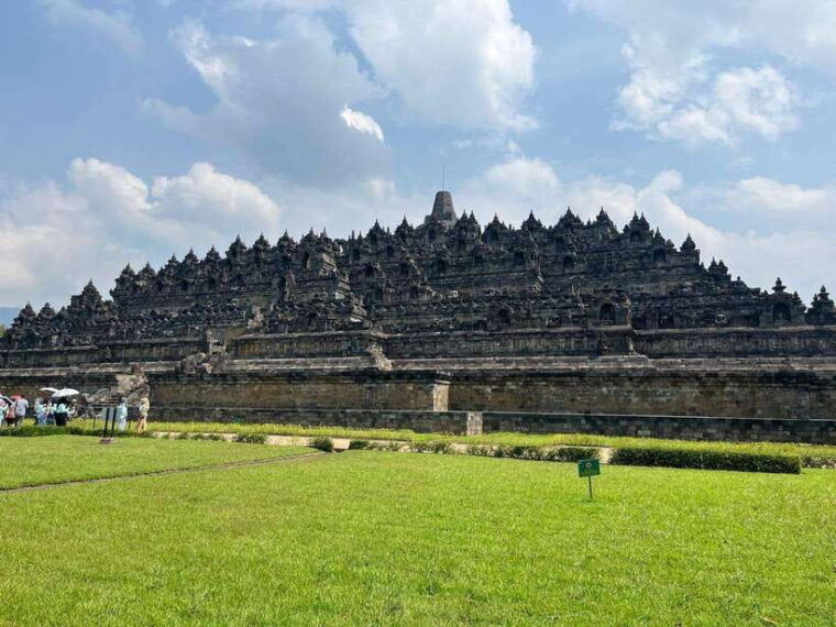 yogyakarta-borobudur-climb-up-merapi-vulcano-prambanan