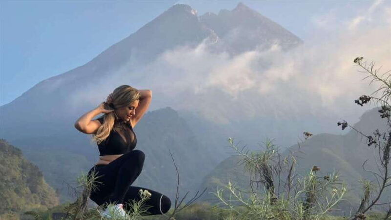 yogyakarta-borobudur-climb-up-mt-merapi-prambanan-tour