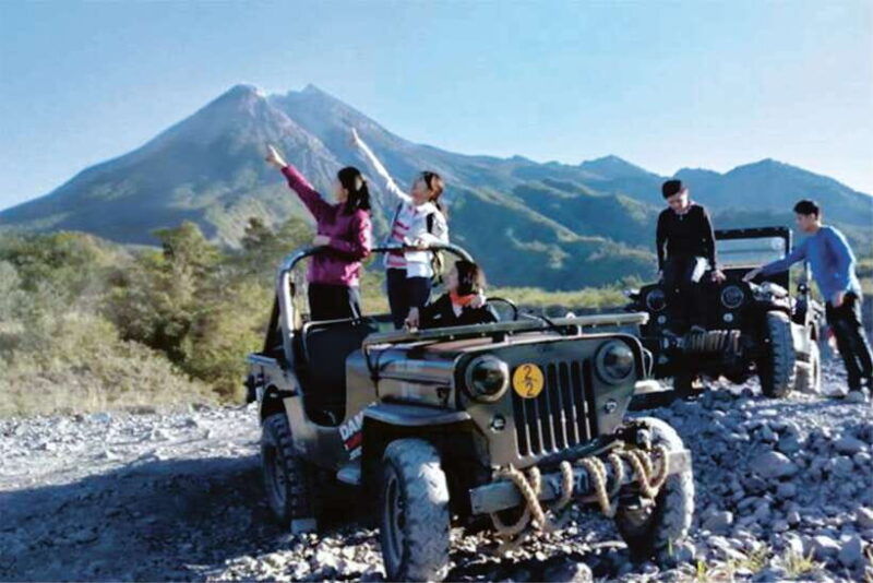 yogyakarta-borobudur-climb-up-mt-merapi-prambanan-tour