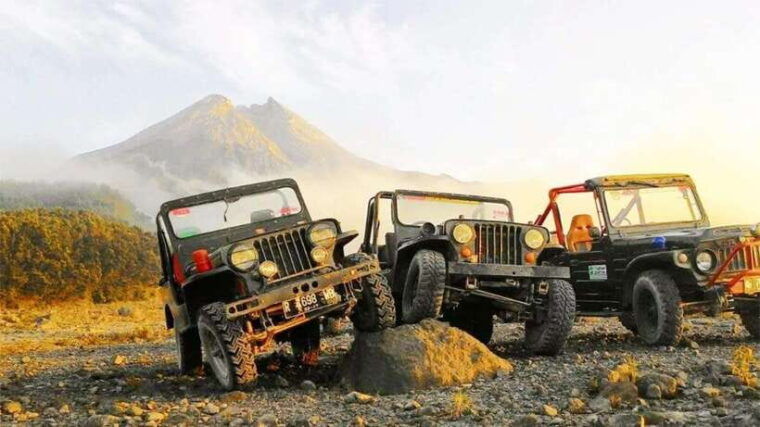 yogyakarta-borobudur-climb-up-mt-merapi-prambanan-tour