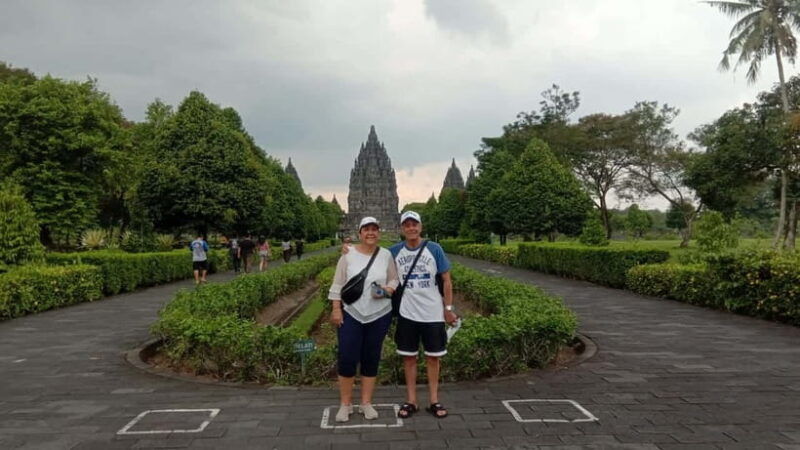 yogyakarta-borobudur-climb-up-prambanan-tour-with-lunch