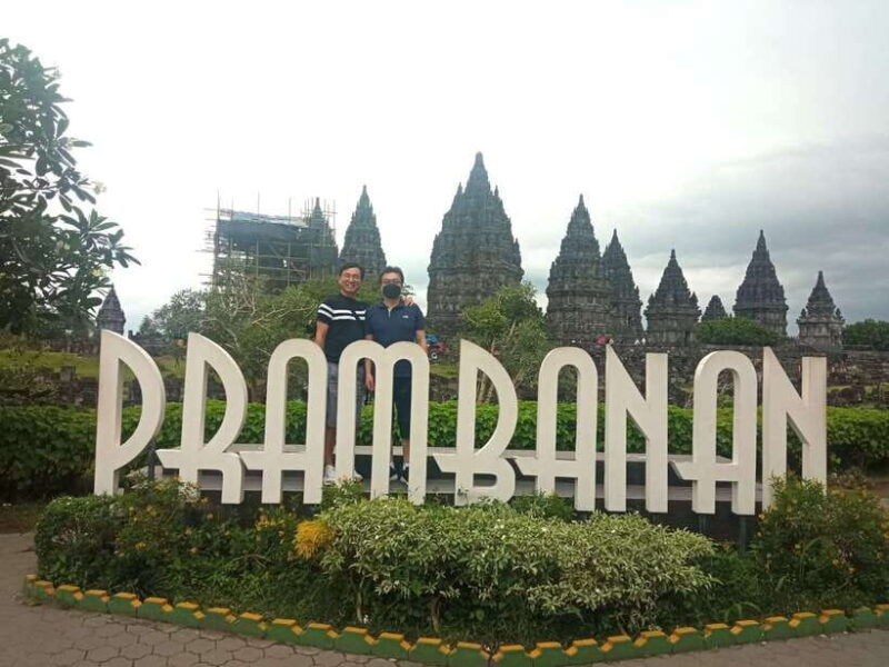 yogyakarta-borobudur-climb-up-prambanan-tour-with-lunch